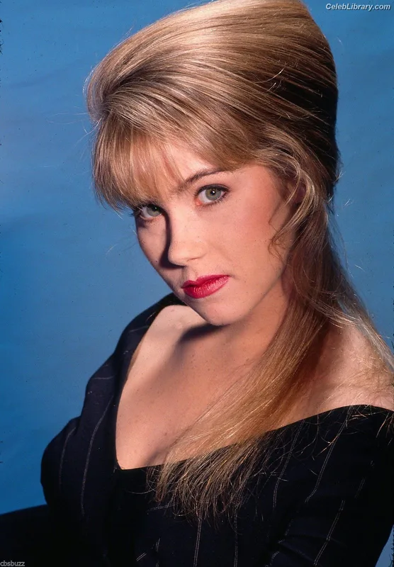 Christina Applegate photo 6 of 77
