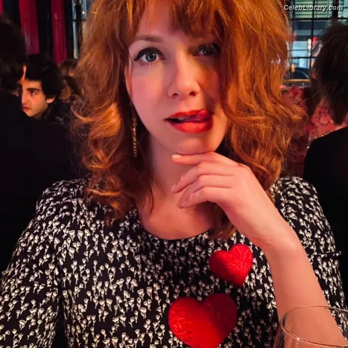 Christina Hendricks photo 4 of 2760