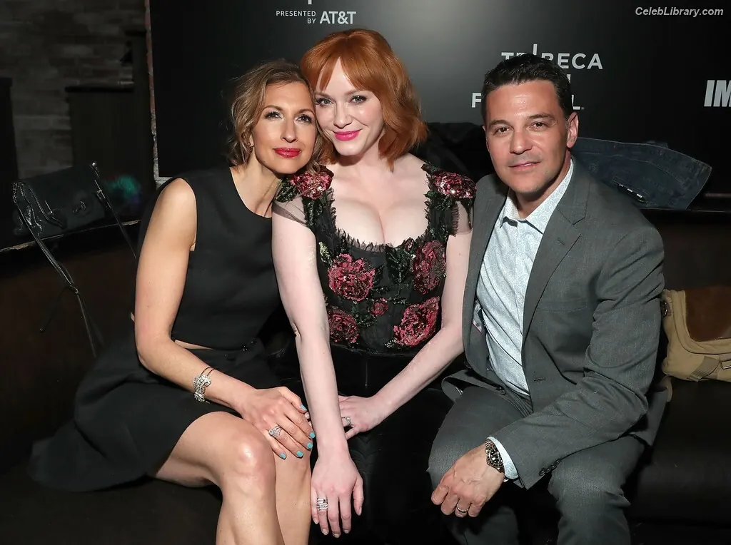 Christina Hendricks photo 7 of 2760
