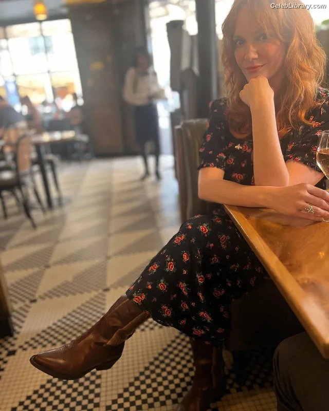 Christina Hendricks photo 11 of 2758