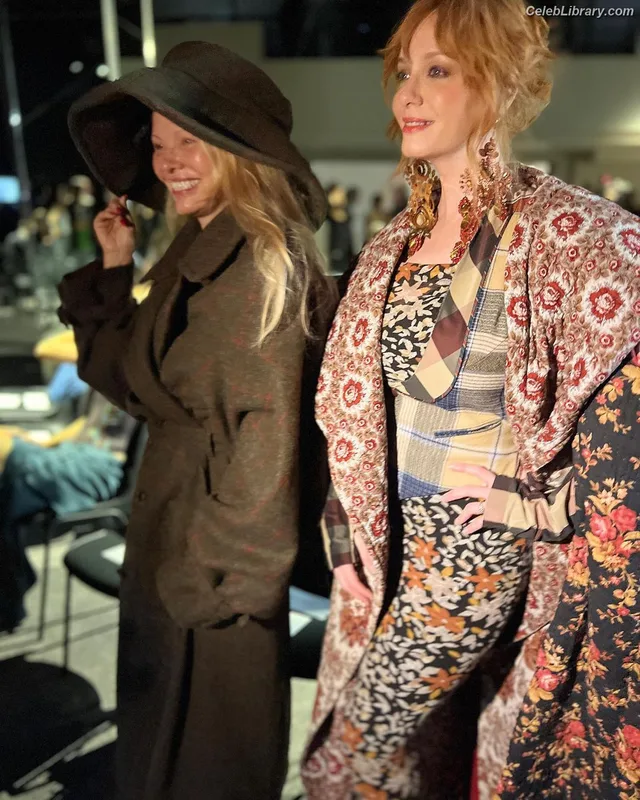 Christina Hendricks photo 16 of 2758