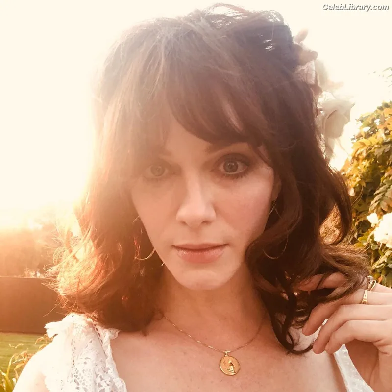 Christina Hendricks photo 17 of 2758