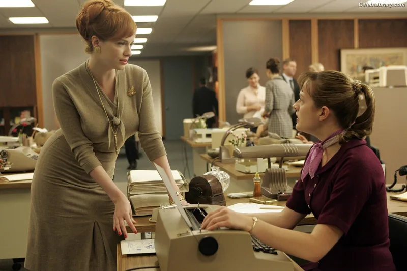 Christina Hendricks photo 9 of 2758