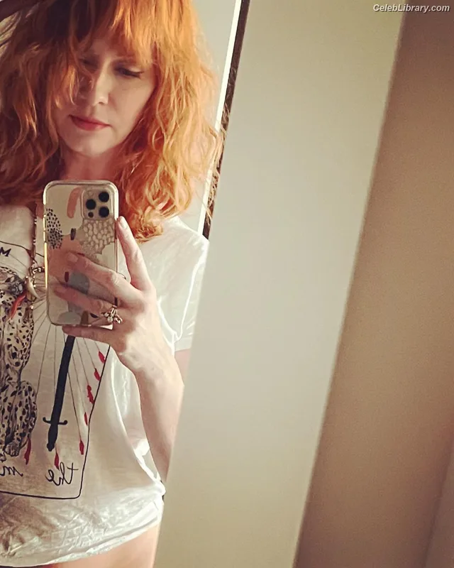 Christina Hendricks photo 11 of 2758