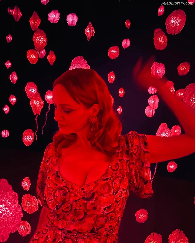 Christina Hendricks photo 20 of 2758