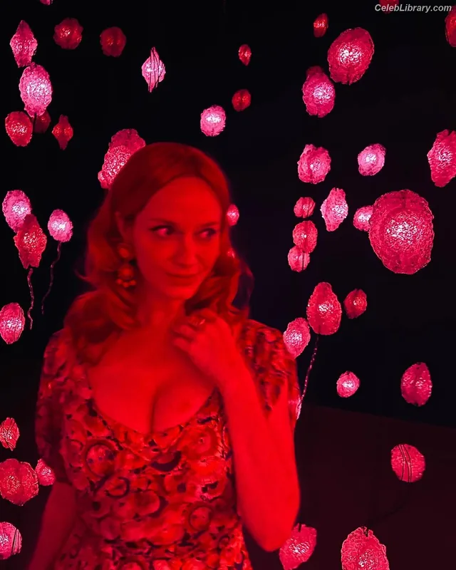Christina Hendricks photo 21 of 2758