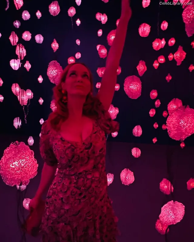 Christina Hendricks photo 22 of 2758