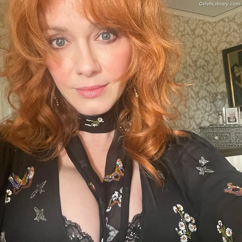 Christina Hendricks photo 2 of 2758