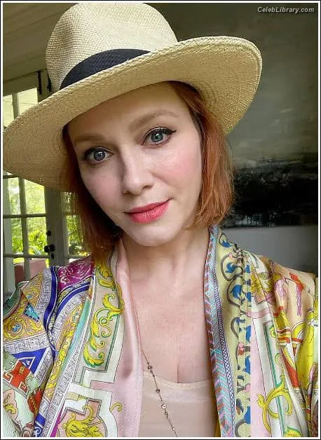 Christina Hendricks photo 16 of 2758