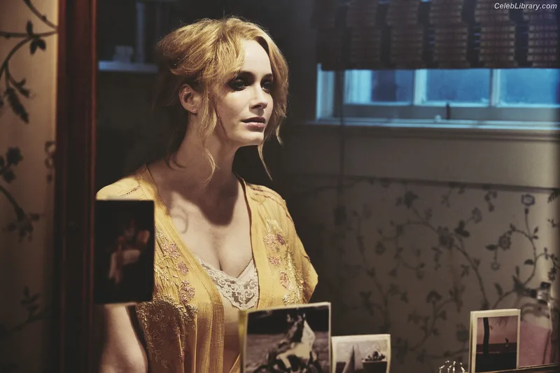 Christina Hendricks photo 12 of 2758