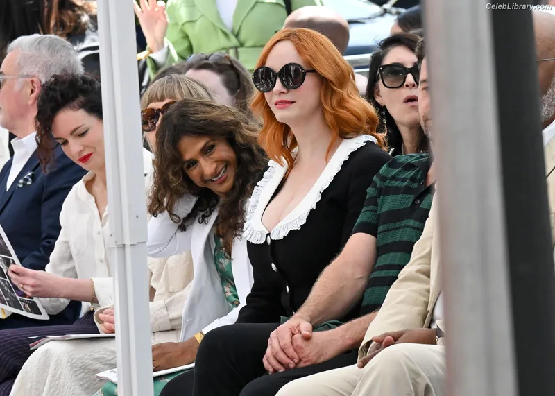 Christina Hendricks photo 2 of 2758