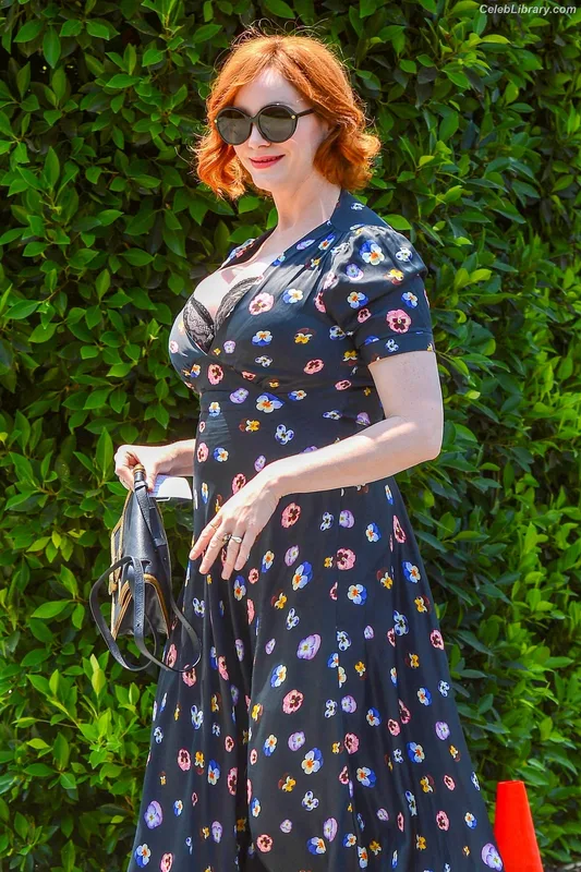 Christina Hendricks photo 2 of 2758