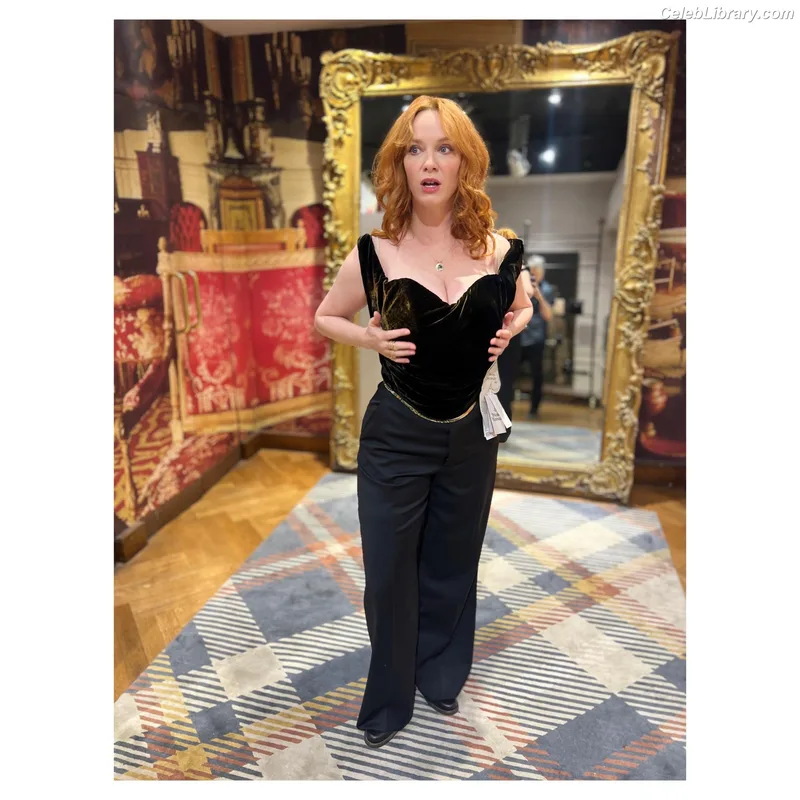 Christina Hendricks photo 3 of 2758