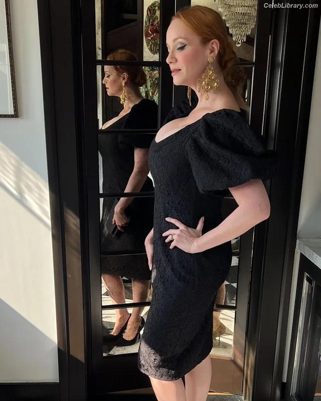 Christina Hendricks photo 17 of 2758
