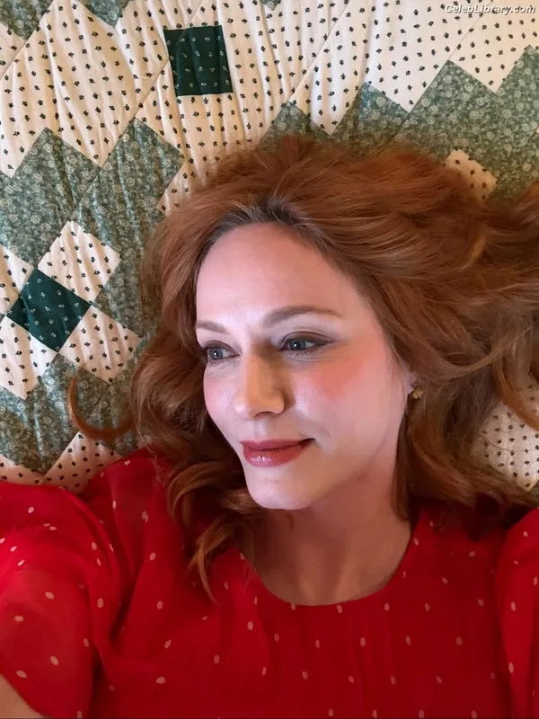 Christina Hendricks photo 24 of 2758