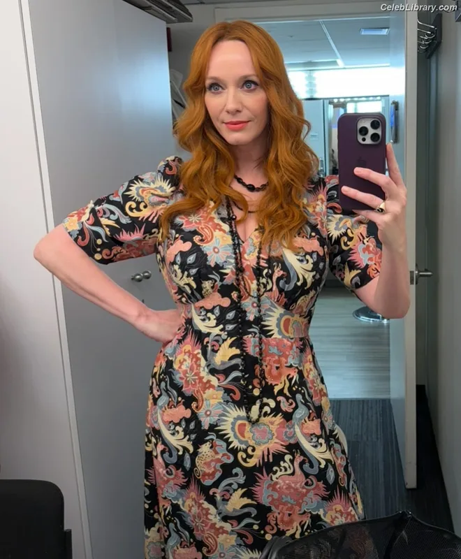 Christina Hendricks photo 3 of 2758