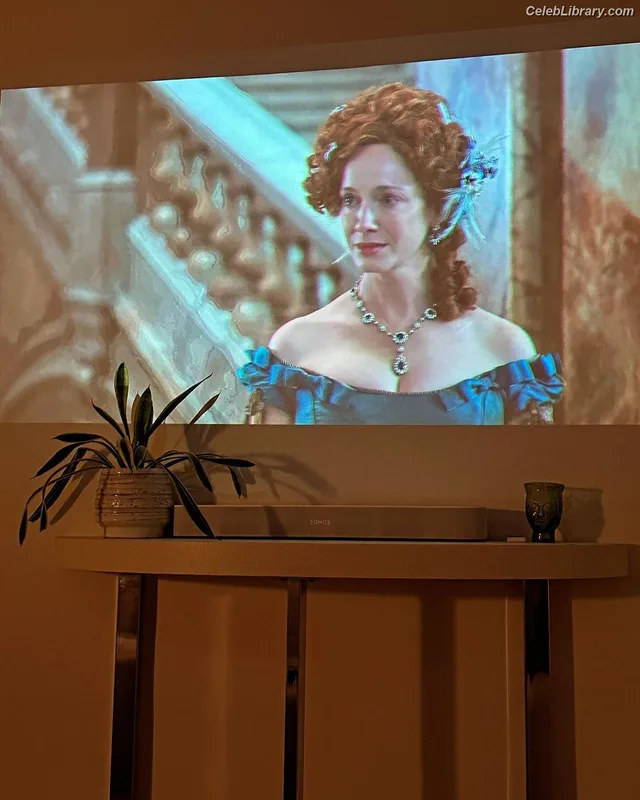 Christina Hendricks photo 5 of 2758