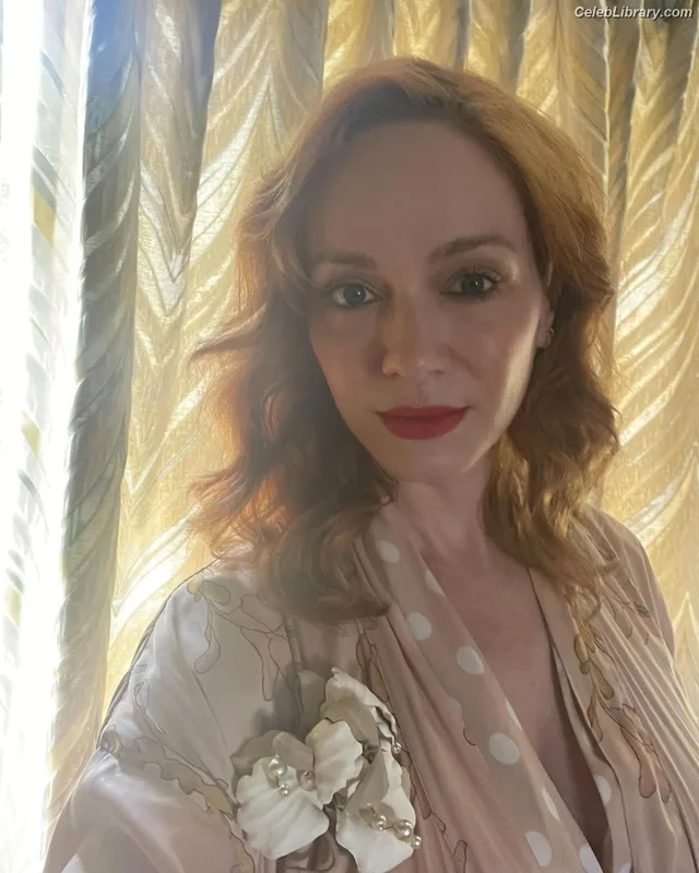 Christina Hendricks photo 15 of 2758