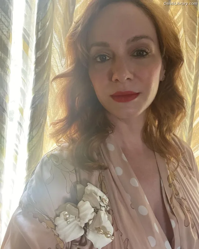 Christina Hendricks photo 16 of 2758