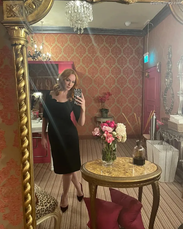 Christina Hendricks photo 22 of 2758