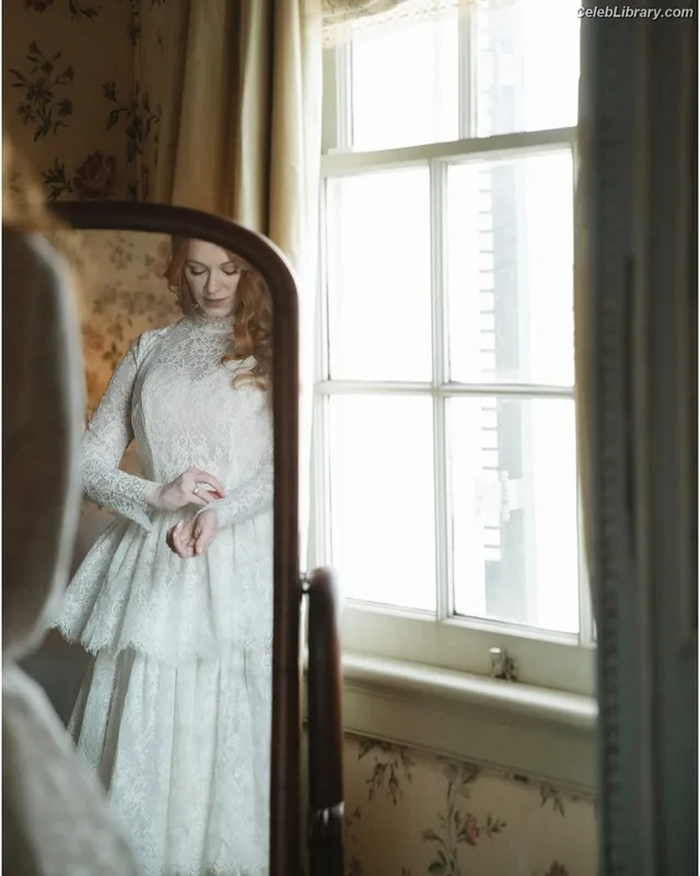 Christina Hendricks photo 4 of 2758