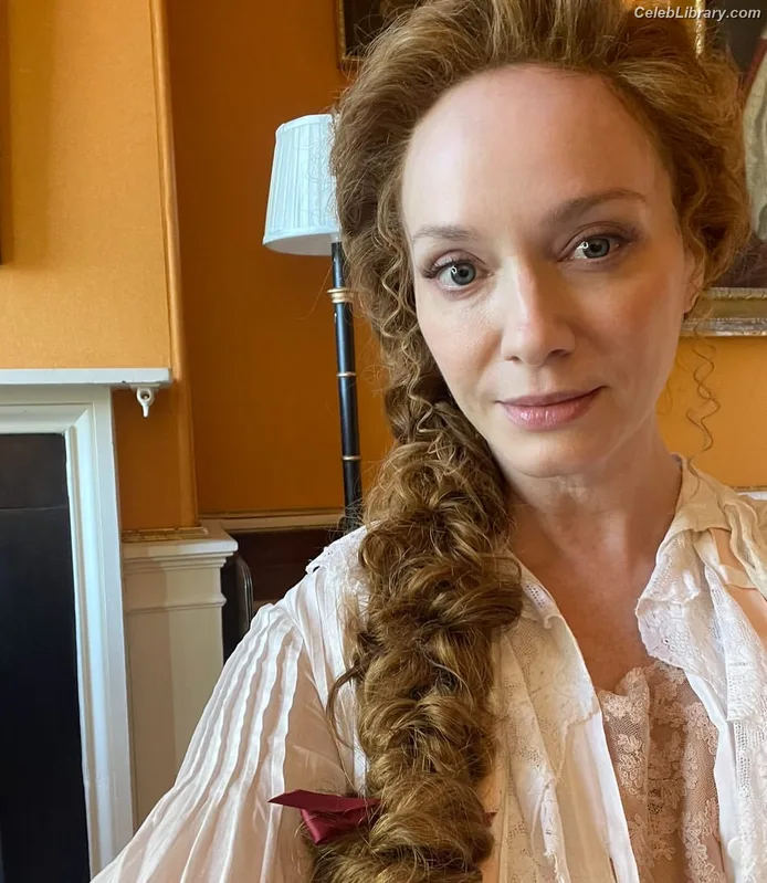 Christina Hendricks photo 12 of 2758