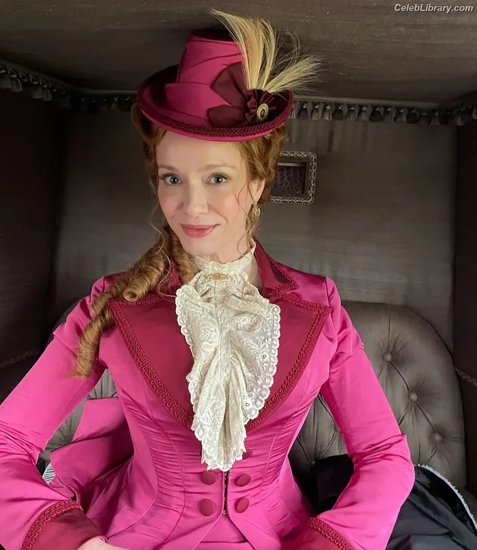 Christina Hendricks photo 17 of 2758