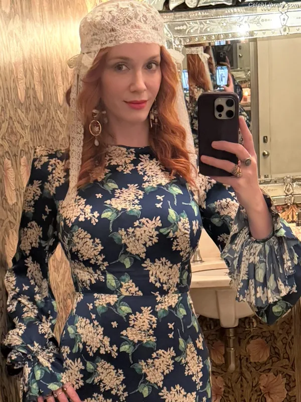 Christina Hendricks photo 19 of 2758