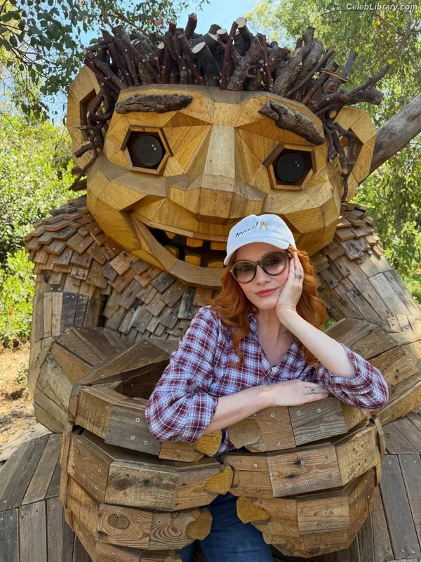 Christina Hendricks photo 22 of 2758