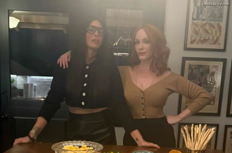Christina Hendricks photo 23 of 2758