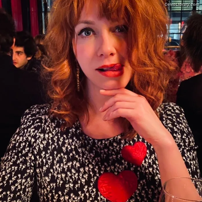 Christina Hendricks photo 3 of 2758
