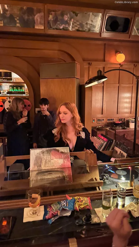 Christina Hendricks photo 8 of 2758
