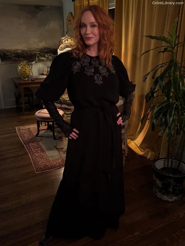 Christina Hendricks photo 10 of 2758
