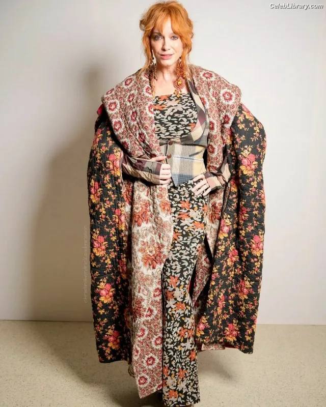 Christina Hendricks photo 22 of 2758