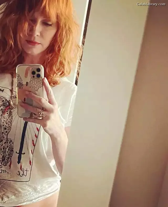 Christina Hendricks photo 14 of 2758