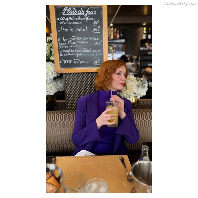 Christina Hendricks photo 2 of 2758