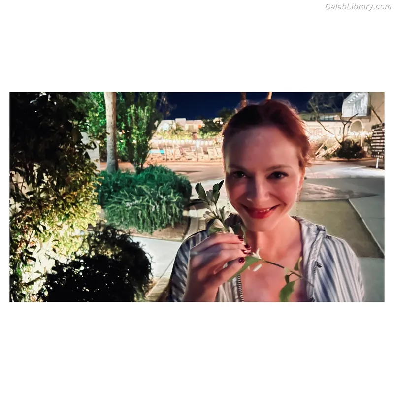 Christina Hendricks photo 6 of 2758