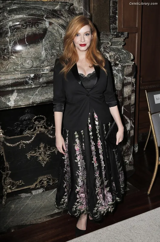 Christina Hendricks photo 2 of 2758