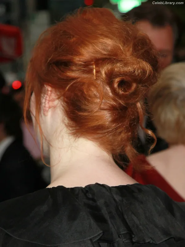 Christina Hendricks photo 2 of 2758