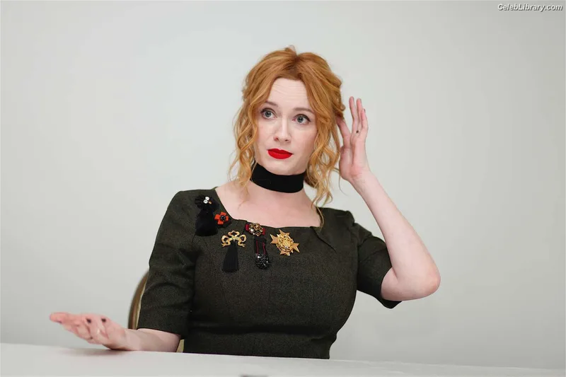 Christina Hendricks photo 2 of 2758