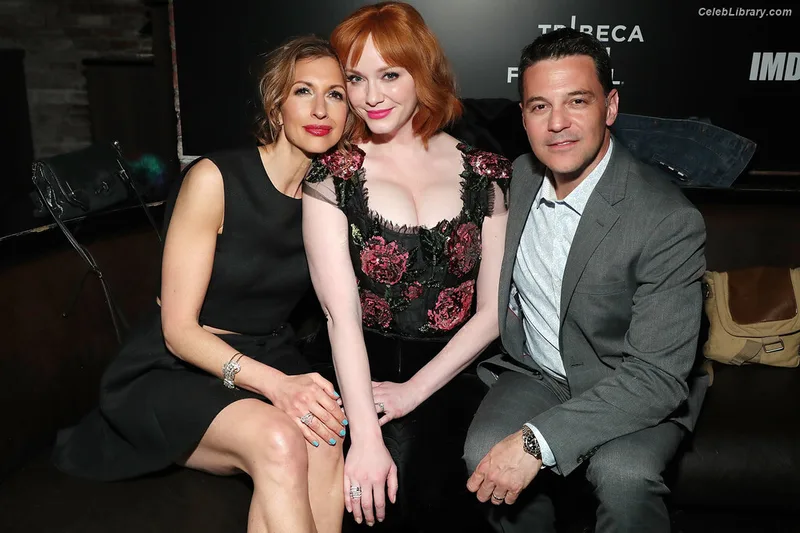 Christina Hendricks photo 3 of 2758