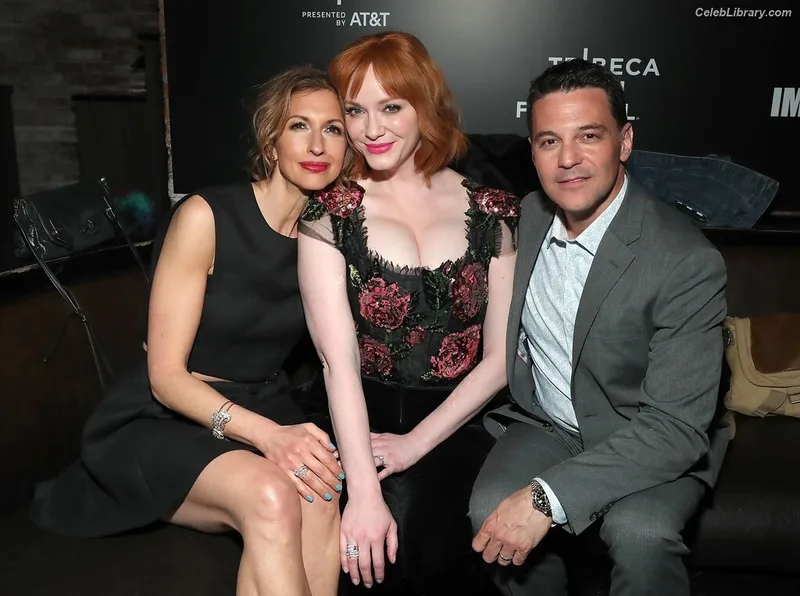 Christina Hendricks photo 4 of 2758