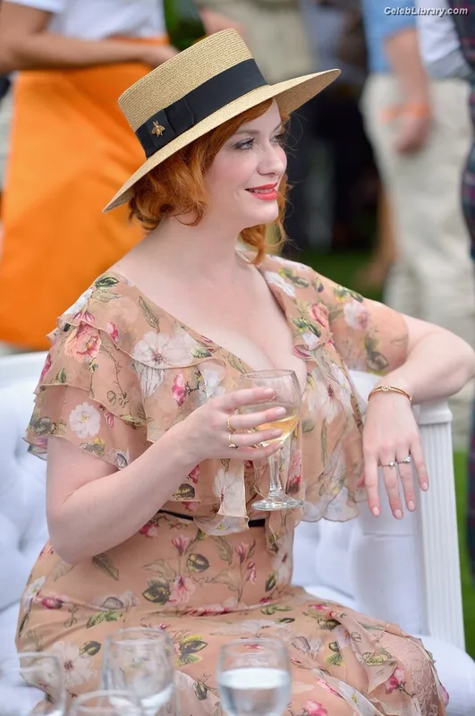 Christina Hendricks photo 21 of 2758
