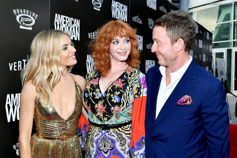 Christina Hendricks photo 5 of 2758
