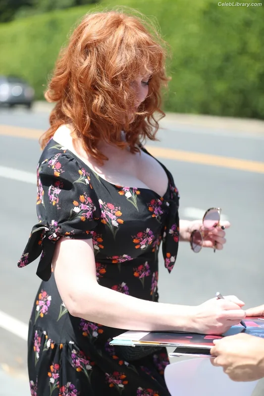 Christina Hendricks photo 1 of 2758