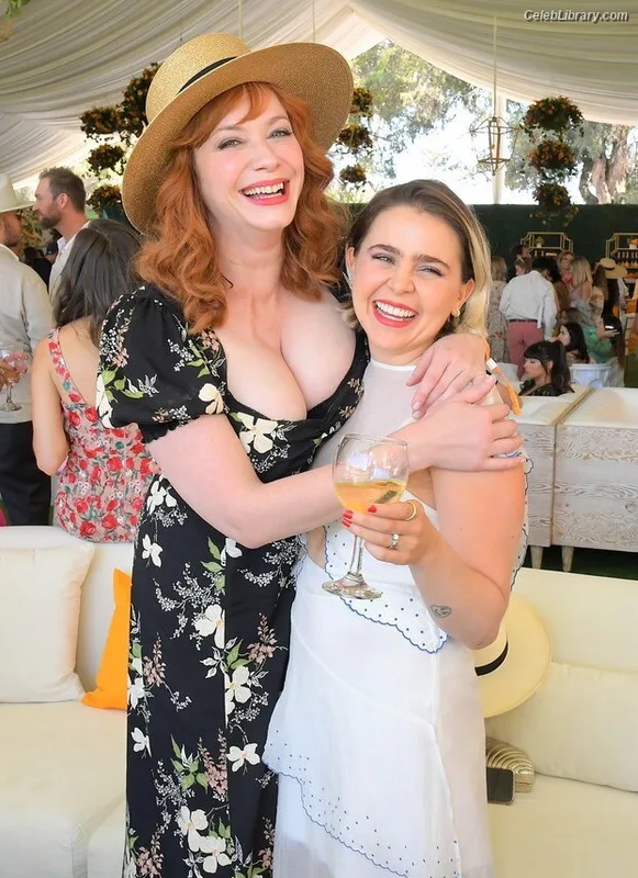 Christina Hendricks photo 2 of 2758