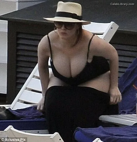 Christina Hendricks photo 24 of 2758