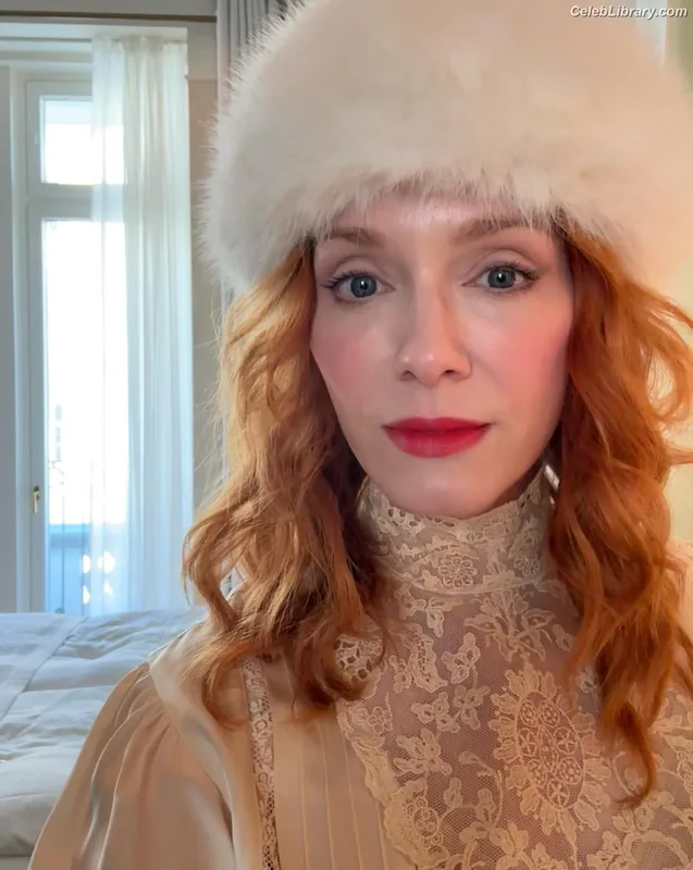 Christina Hendricks photo 2 of 2758