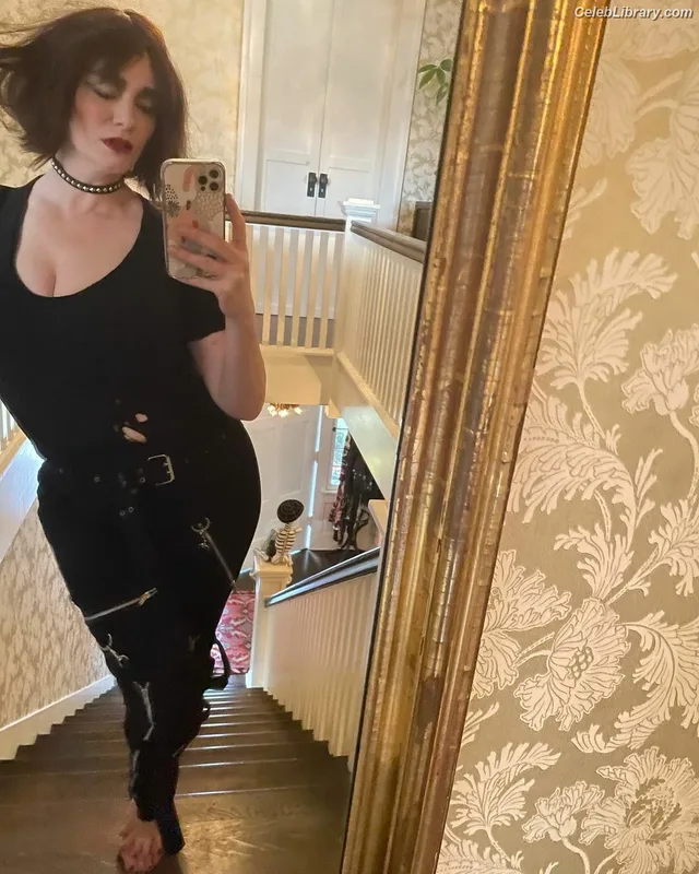 Christina Hendricks photo 16 of 2758