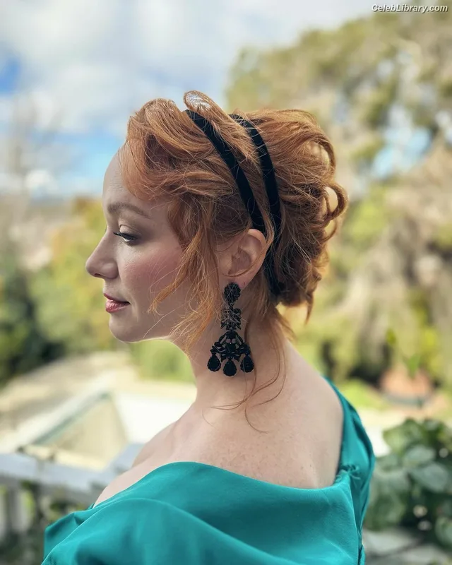 Christina Hendricks photo 8 of 2758